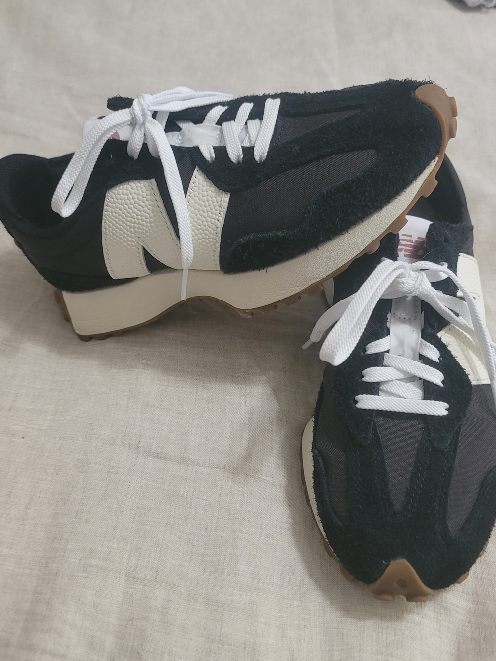 New Balance Men’s Black and White Retro Runner Sneakers Womans 327 - Picture 7 of 8